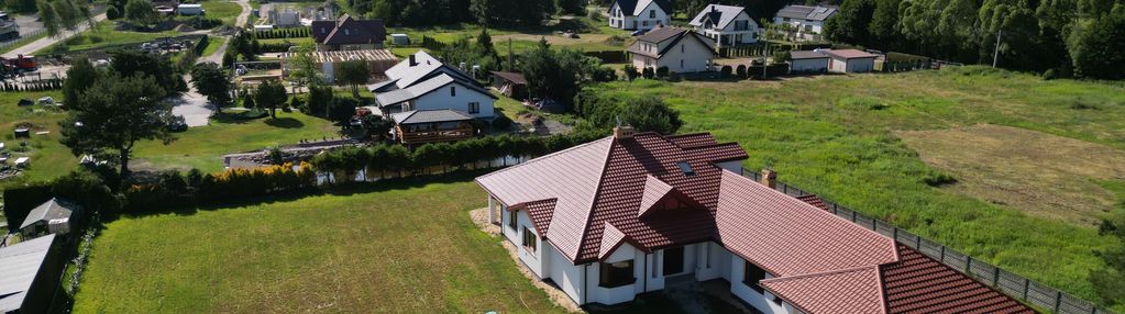 Piękny, piętrowy dom w spokojnej okolicy.