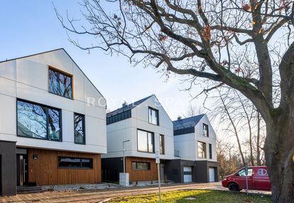 Trzypoziomowy dom z ogrodem z widokiem na bagry