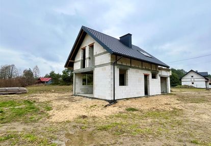 Dom z tarasem w otoczeniu lasu, 8arów