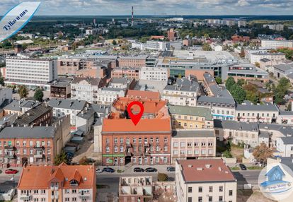 Czerwona cegła, wielkie okna i 108 m² możliwości |