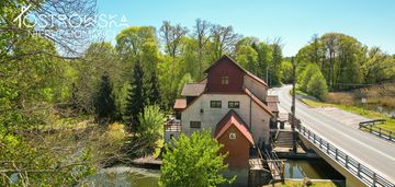 Budynek/na wyspie/szlak krutyni/hotelowo-restaurac