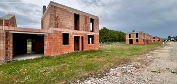 Bliźniaki w stanie surowym otwartym/działka 500 m2