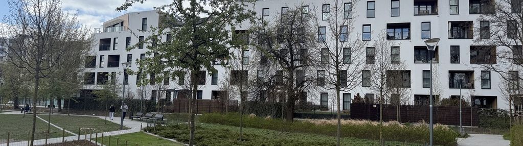 Apartamentowiec, umeblowane, okna na skwer, 2 pok.