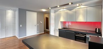 Luksusowy apartament w centrum z dużym balkonem.