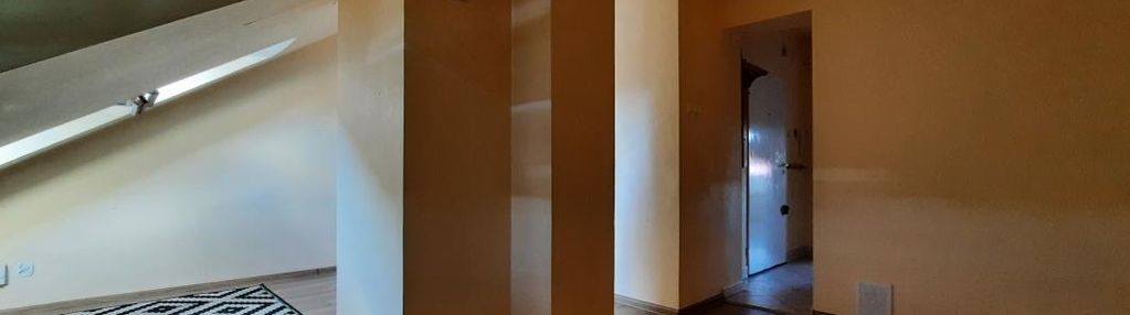 2 pokoje za 440 k w bloku z wczesnych lat 2000.