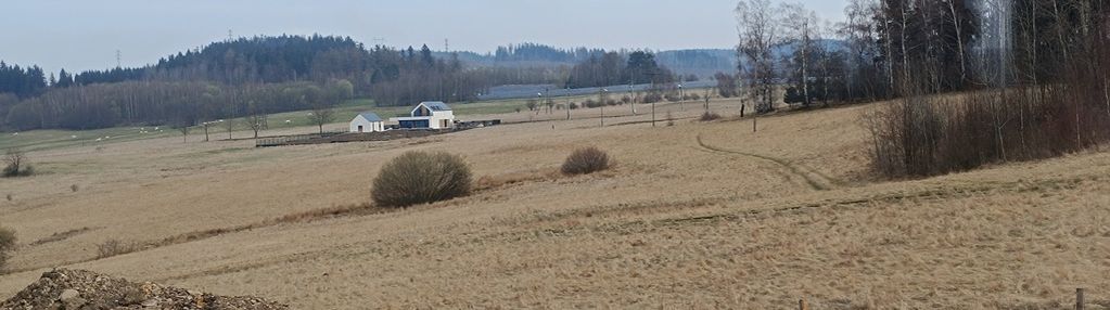 Nowoczesne domy z rozległymi widokami.