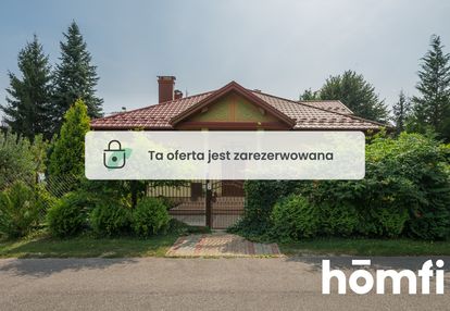 Dom z garażem otoczony zielenią obok tarnowa