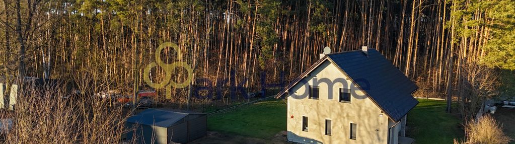 Spokojna okolica, las za płotem i światłowód