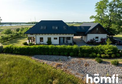 Budynki, kort, sad, staw, ziemianka, pasieka