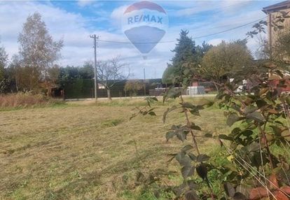 Działka przy głównej drodze.