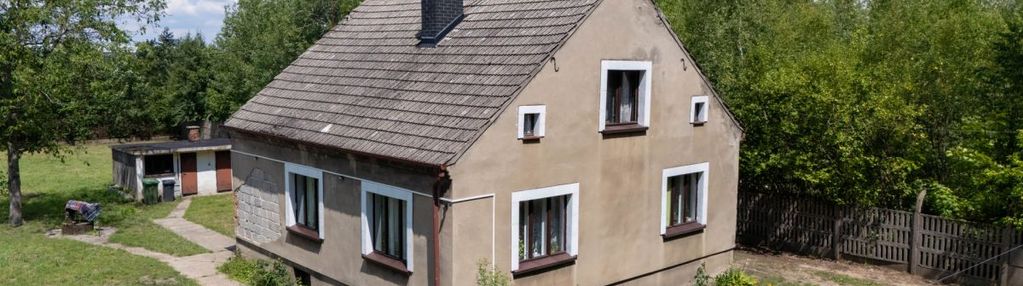 Herby dom z potencjałem na przeciw lasu