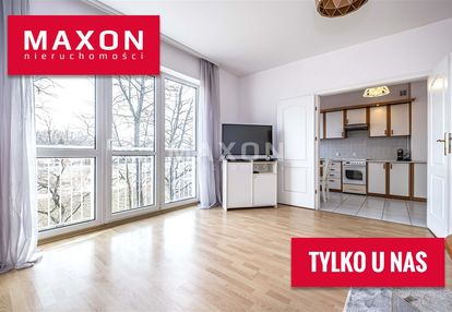 Przestronne mieszkanie z widokiem na rzekę.