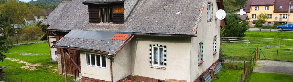 Otoczony górami dom wiejski