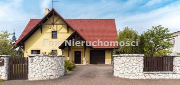 Przestronny dom z garażem w bryle