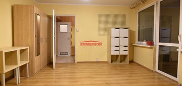 Słoneczna kawalerka, tramwaj