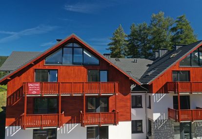 Apartament z balkonem i widokiem na wysoki kamień