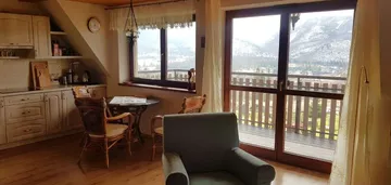 Apartament z tarasem i widokiem na góry