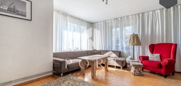 Dom na wzniesieniu z widokiem na okolicę.