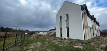 Bezpośrednio segment na kameralnym osiedlu.