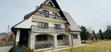 Dom w centrum czarnej góry z widokiem na tatry