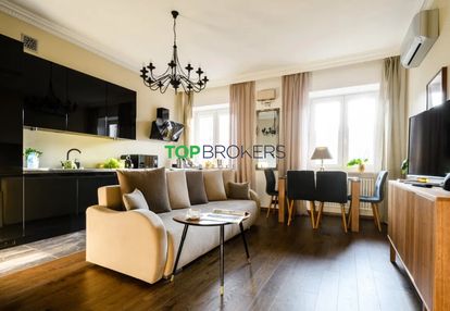 Wysokie 2 pokoje w kamienicy przy metrze, klima