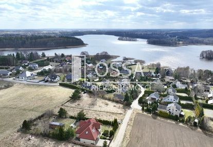 Urokliwa działka nad jeziorem z projektem domu