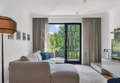 Spokojna okolica w otoczeniu lasu i blisko plaży