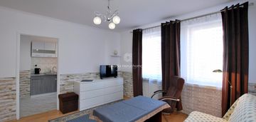 Kawalerka z osobną kuchnią i garażem do wynajęcia.