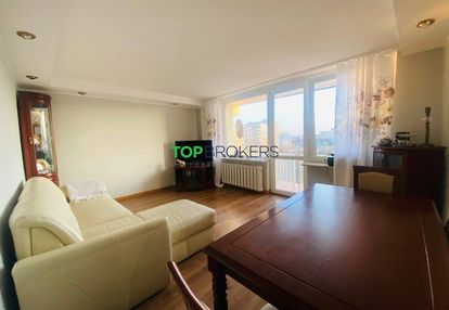 Rozkładowe 3 pokoje z oddzielną kuchną. metro.