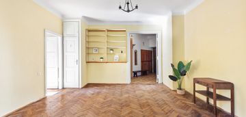 Miejski romantyzm, wysoki sufit i jasne wnętrze