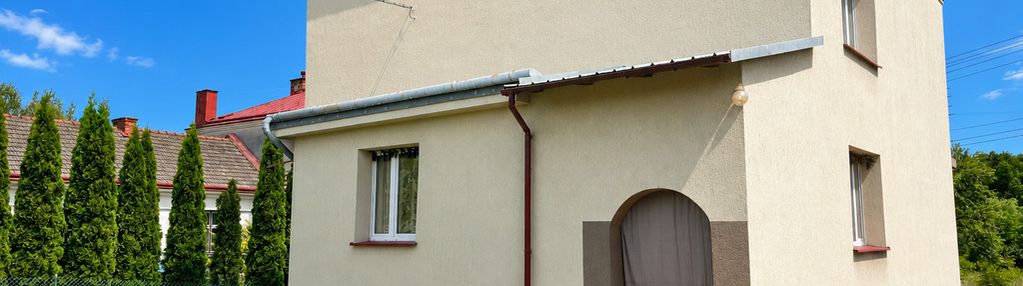 Dom orzechowce, ogród ze stodołą