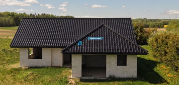 Dom jednorodzinny parterowy z wielospadowym dachem