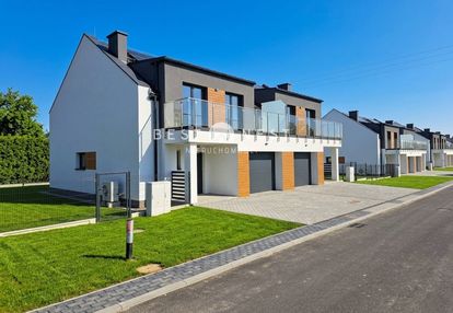 Nowoczesny dom z garażem w zabudowie bliźniaczej