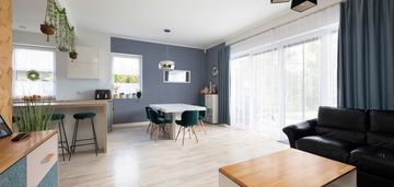 Nowoczesny bliźniak z fotowoltaiką i garażem