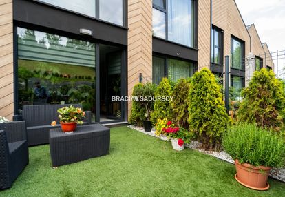 Zielona oaza nowoczesny dom w stylu stodoły