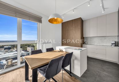 Przestronny apartament na woli z widokiem