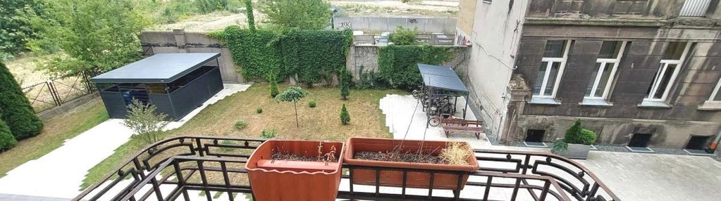 Całkowity koszt z mediami, tv i internem: 3000 zł
