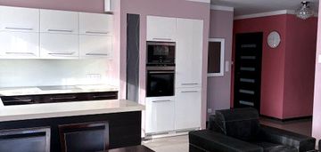 Słoneczny apartament z balkonem i udogodnieniami