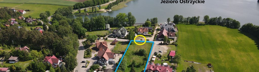 Dom- dworek, na dużej działce przy jeziorze.