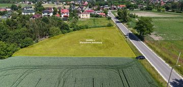 Działka przy drodze asfasltowej.