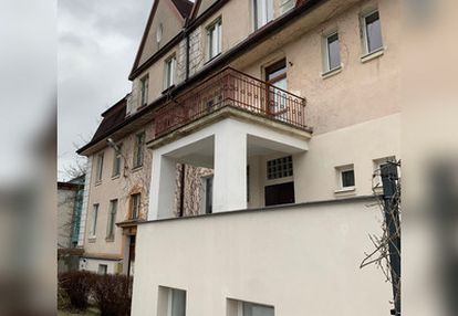 Połowa kamienicy, obok gumed