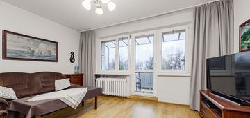 * ustawne tuż przy wejściu do metra imielin *