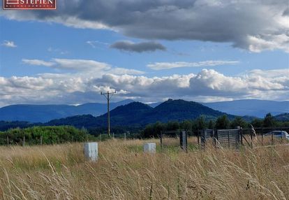 Mały domek z pieknym widokiem na panoramę gór.