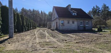 Dom w zabudowie bliźniaczej w cichej okolicy.
