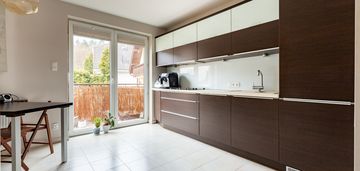 Na skraju lasu, jak w domu