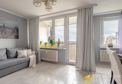 Ustawne mieszkanie z zamknięta kuchnią z oknem