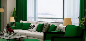 Duże okno w salonie, blisko las, szkoła, szpital