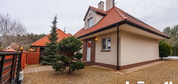 Dom wolnostojący z tarasem zimowym przy lesie niwa
