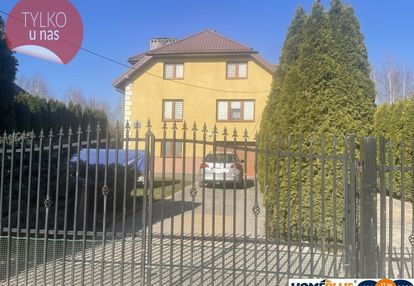 Dom wolnostojący, dwulokalowy z 2 garażami.
