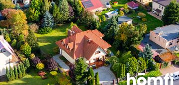 Dom z dużym ogrodem kiełczów